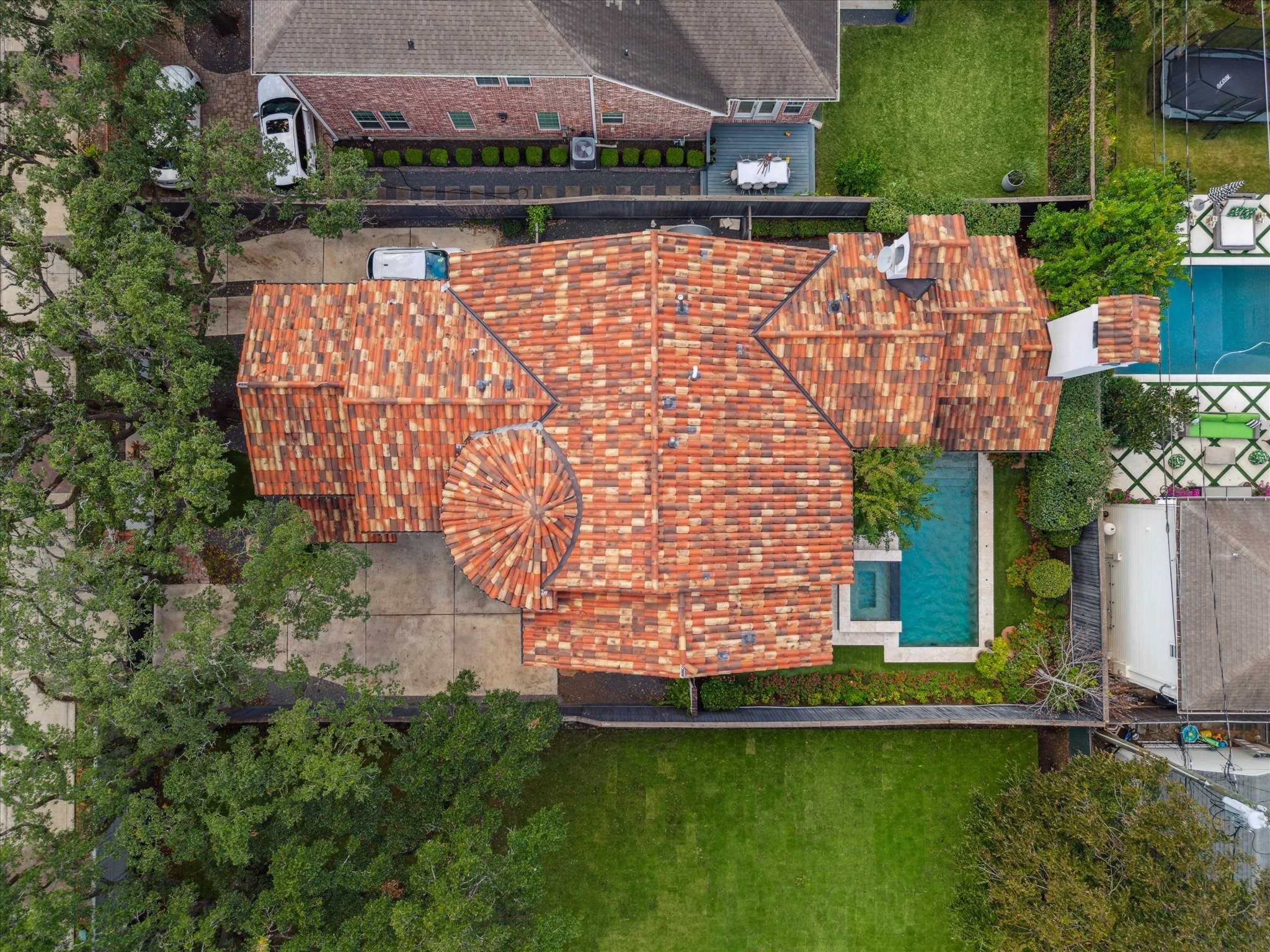 3214 Westheimer Road Houston, TX 77098 - Photo 39 of 39 A breathtaking bird's-eye view highlights the seamless integration of the home’s architecture with its beautifully landscaped grounds in River Oaks. The home’s striking design and prime location are on full display from above, showcasing its elegance and attention to detail.