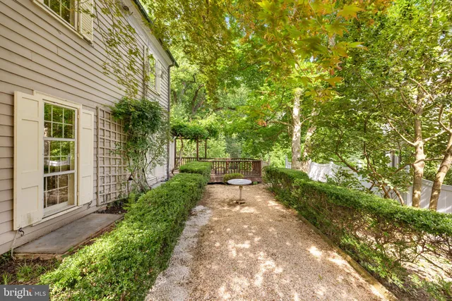 a view of a backyard with pathway