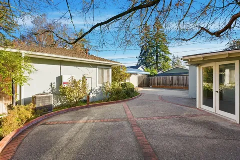 a picture of wall with a white wall