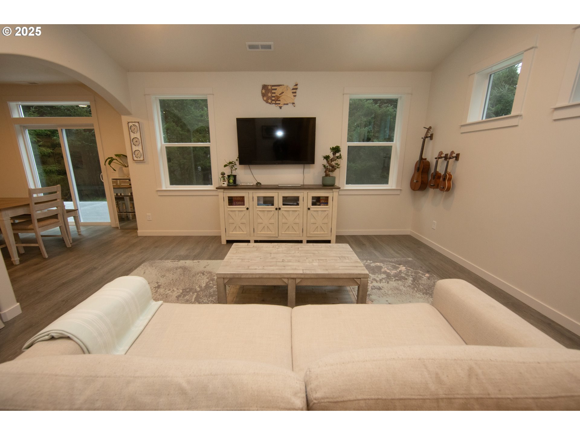 83606 Clear Lake Road Florence, OR 97439 - Photo 4 of 48 Living Room