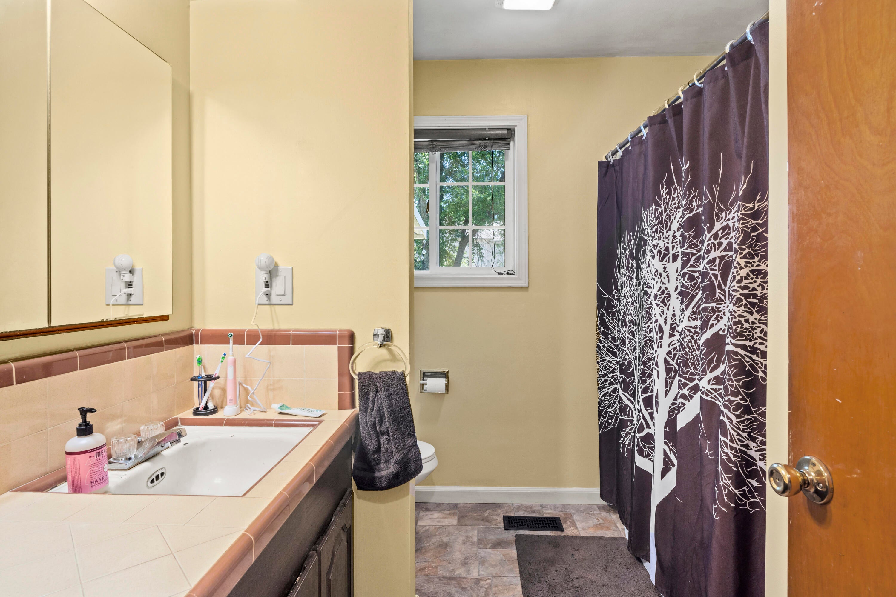 2116 Crestbrook Road Medford, OR 97504 - Photo 15 of 26 Main bath (shower/tub combo)