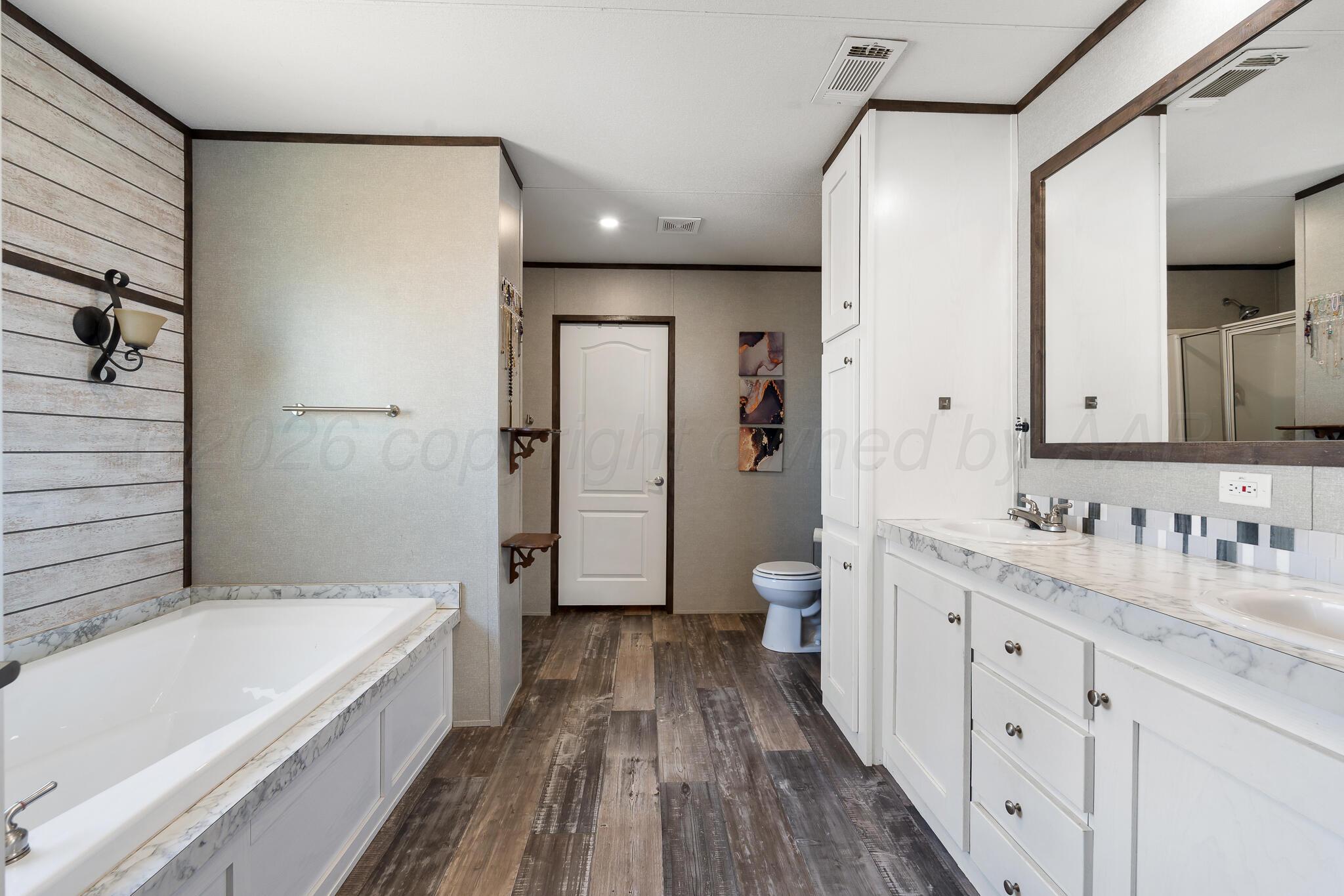 11401 Anderson Road Amarillo, TX 79118 - Photo 22 of 59 En Suite Bathroom