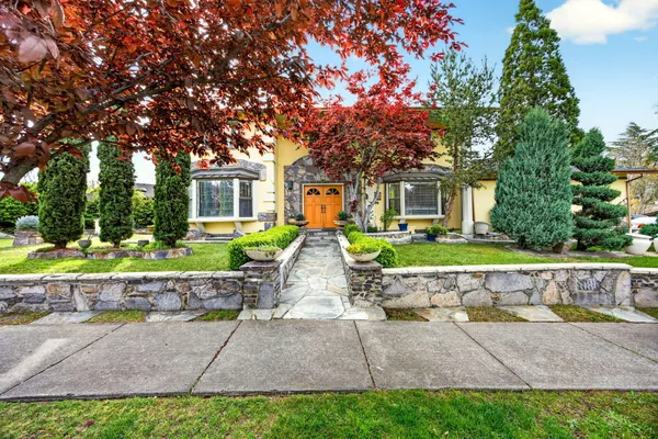$530,000 | 1082 La Loma Drive, Medford, OR 97504