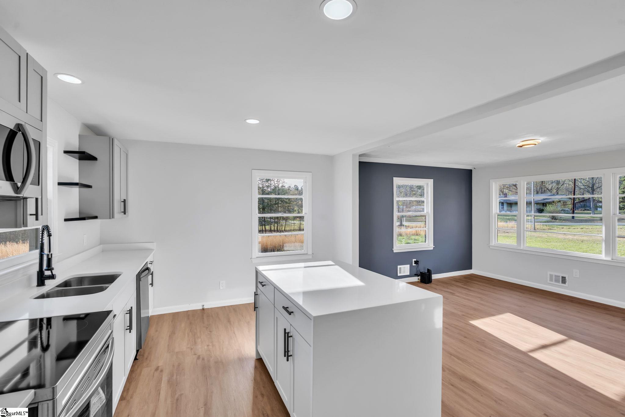 175 Blue Ridge Road Campobello, SC 29322 - Photo 8 of 28