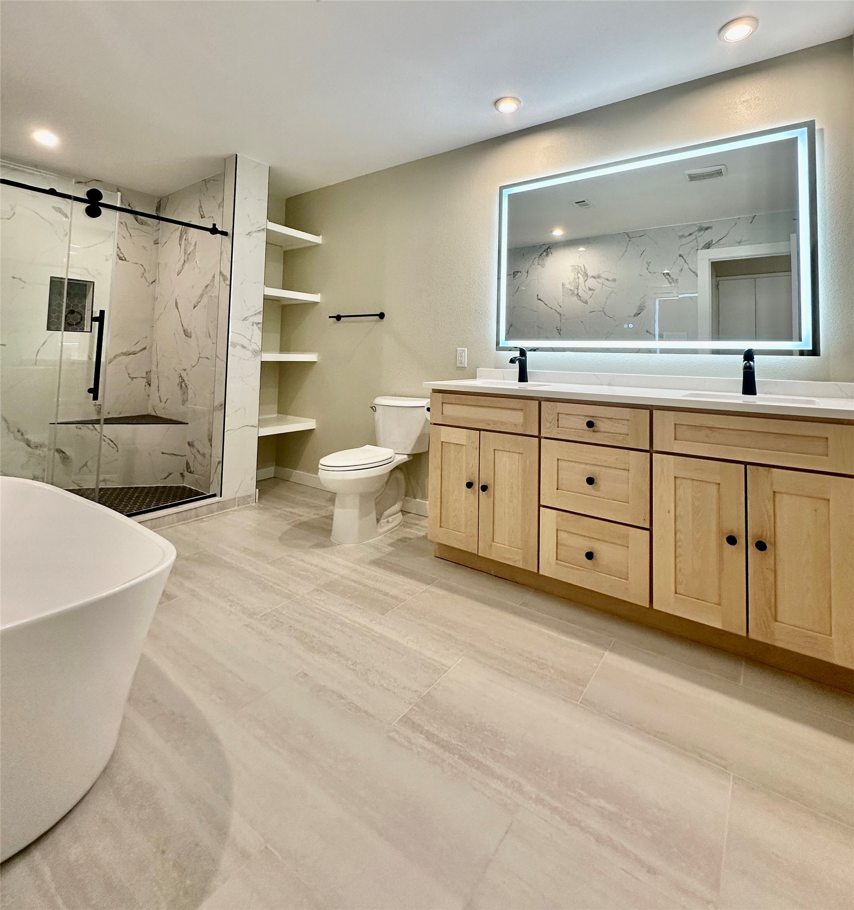 8111 Middle Court Austin, TX 78759 - Photo 28 of 38 Upstairs bathroom
