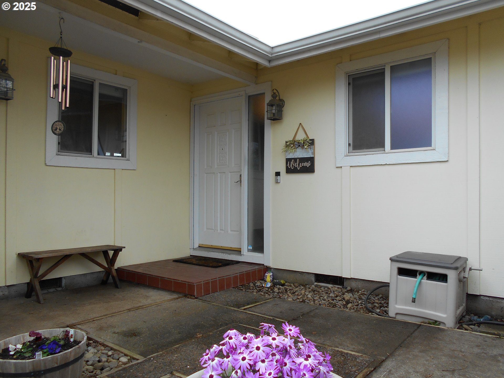 4565 Souza Street Eugene, OR 97402 - Photo 13 of 43 a living room with furniture