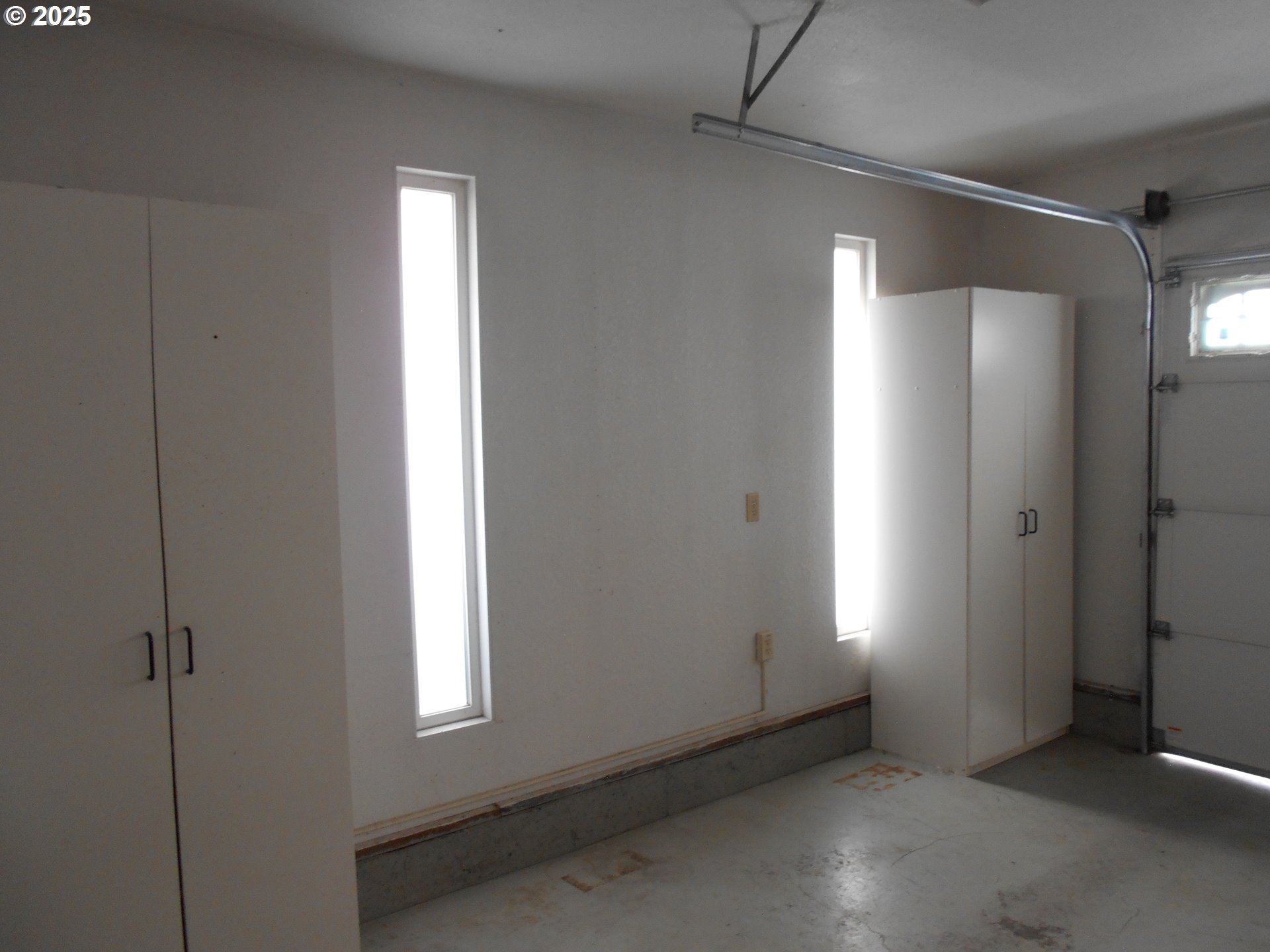 4565 Souza Street Eugene, OR 97402 - Photo 39 of 43 an empty room with windows and closet