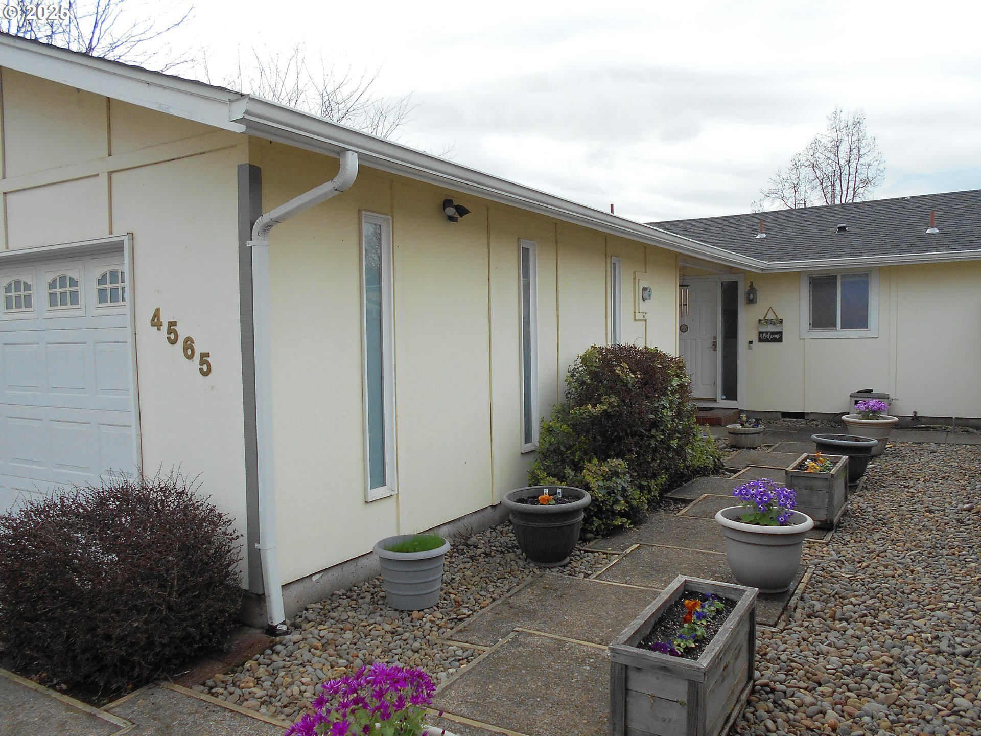 4565 Souza Street Eugene, OR 97402 - Photo 4 of 43 a living room filled with furniture
