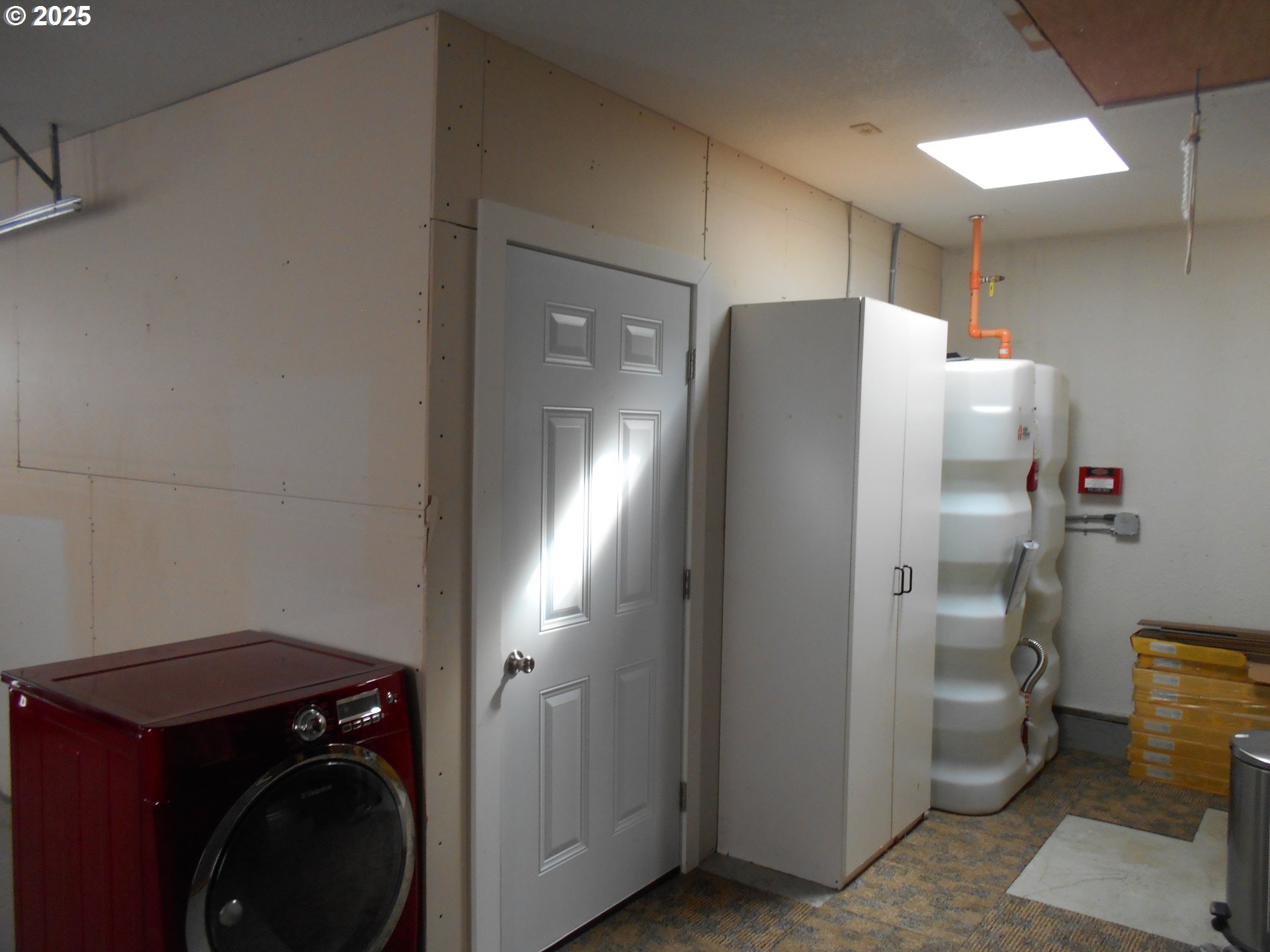 4565 Souza Street Eugene, OR 97402 - Photo 41 of 43 a kitchen with a refrigerator and washer