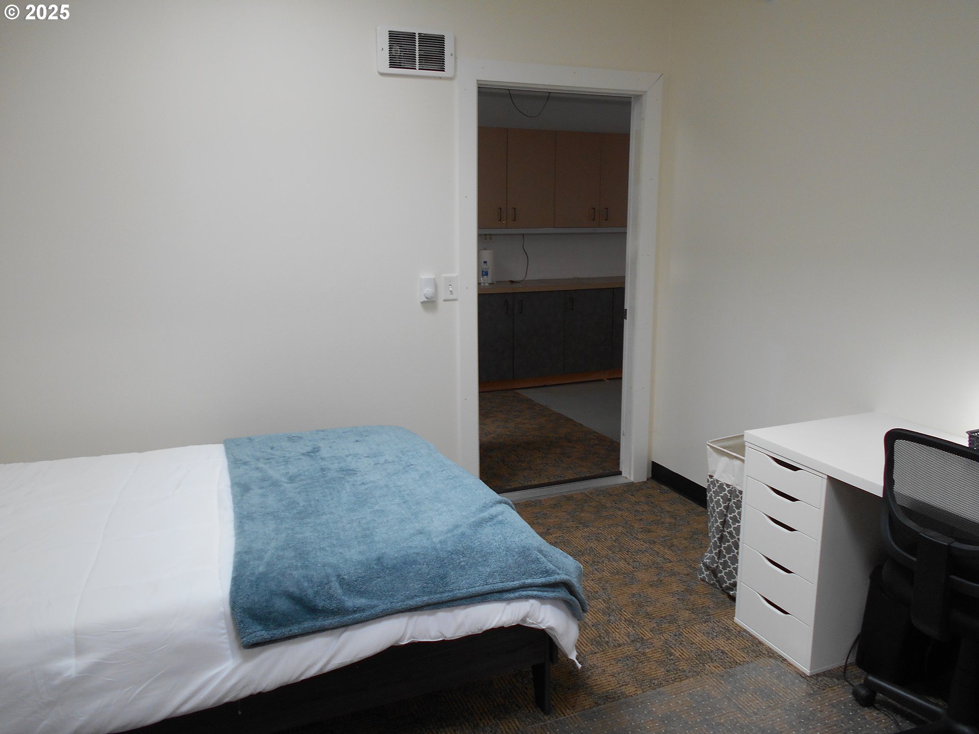 4565 Souza Street Eugene, OR 97402 - Photo 43 of 43 a living room with furniture