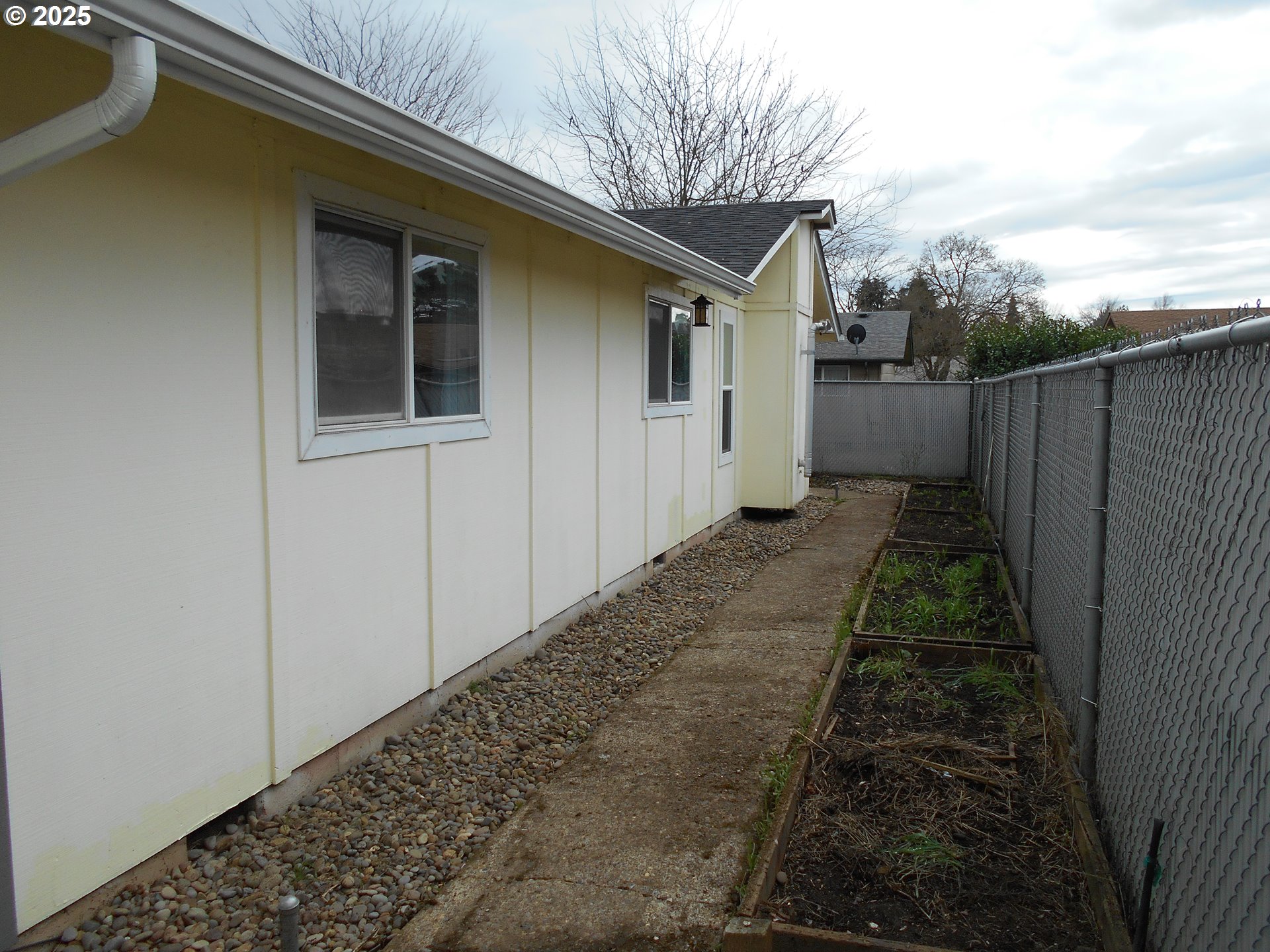 4565 Souza Street Eugene, OR 97402 - Photo 8 of 43 a backyard of a house