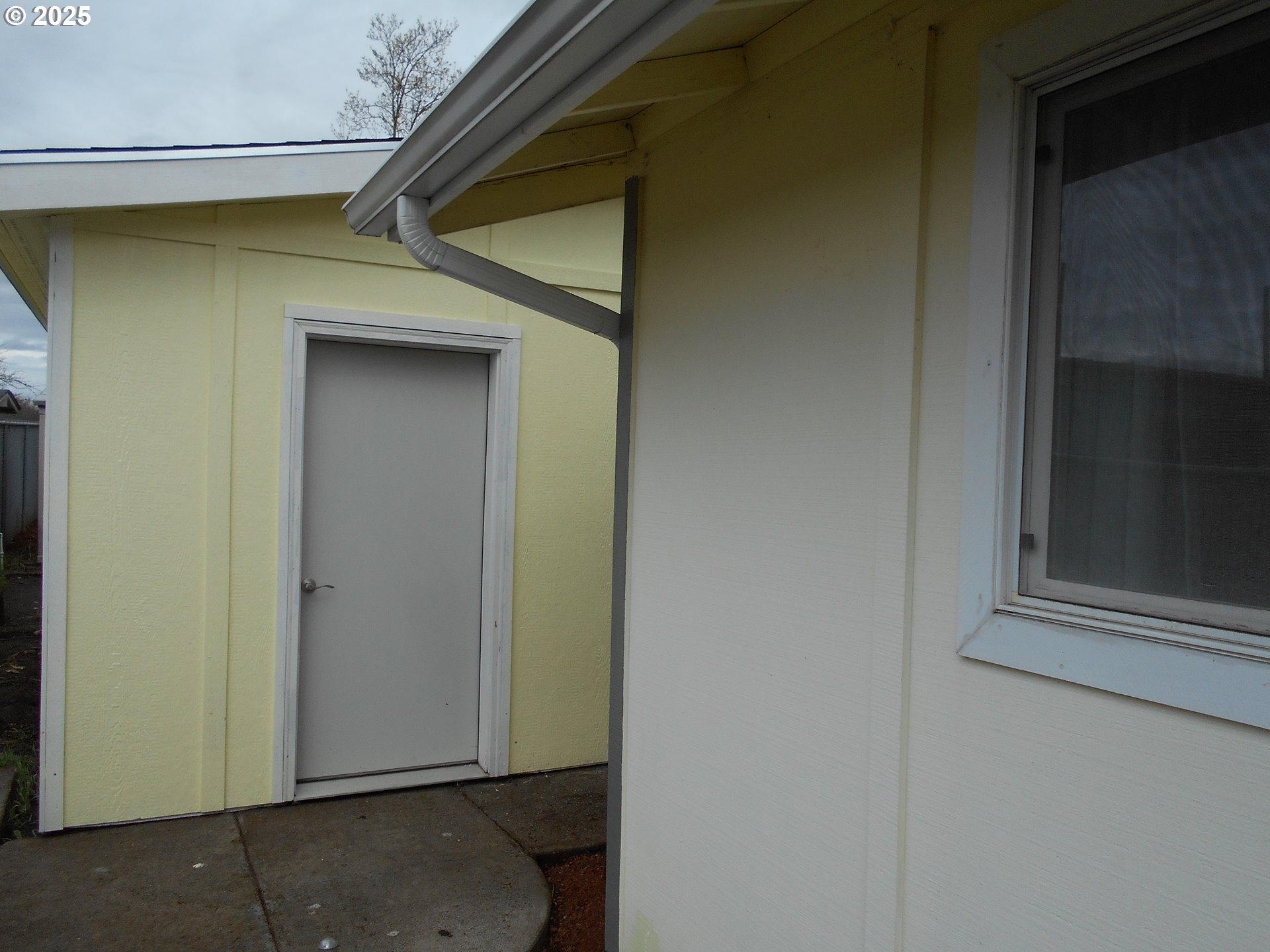 4565 Souza Street Eugene, OR 97402 - Photo 9 of 43 a view of front door of house