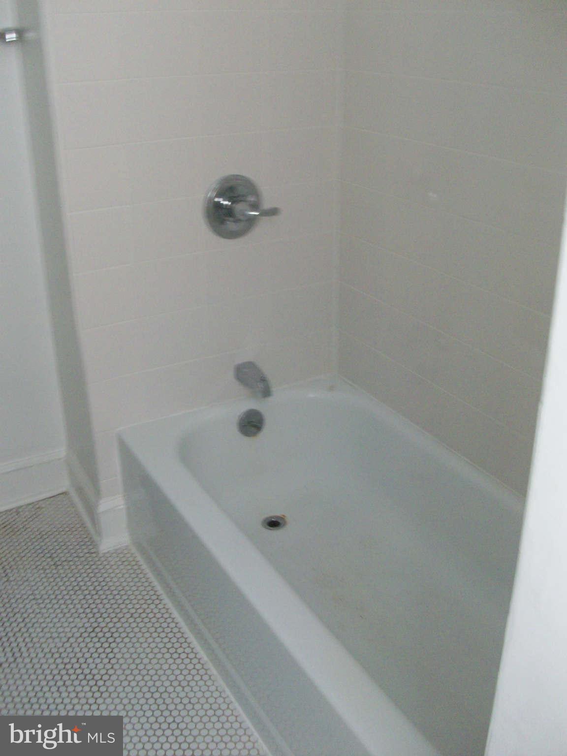 1265 Riverside Avenue Baltimore, MD 21230 - Photo 4 of 12 a bathroom with a bathtub
