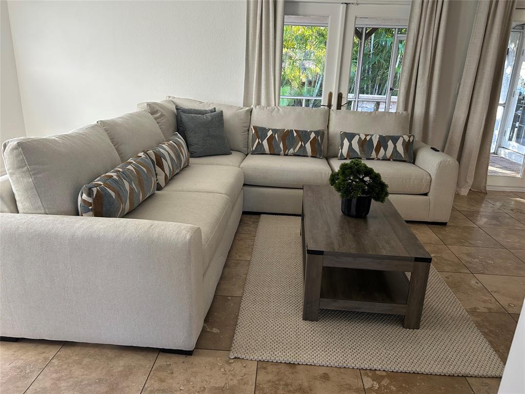 4431 Northeast 28th Avenue Lighthouse Point, FL 33064 - Photo 4 of 32