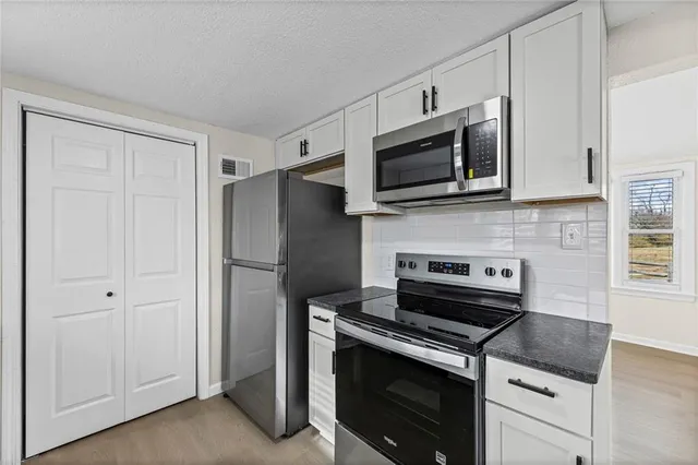 $300,000 | 13305 West 51st Street, Shawnee, KS 66216