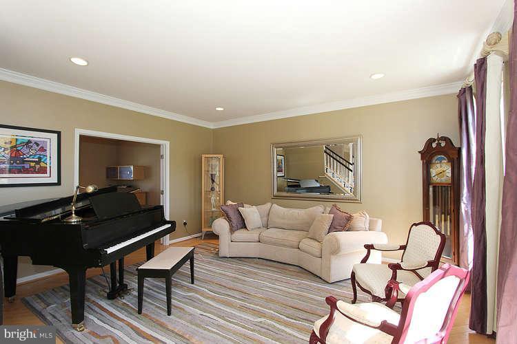 14205 Golden Hook Road Boyds, MD 20841 - Photo 5 of 26 Living Room