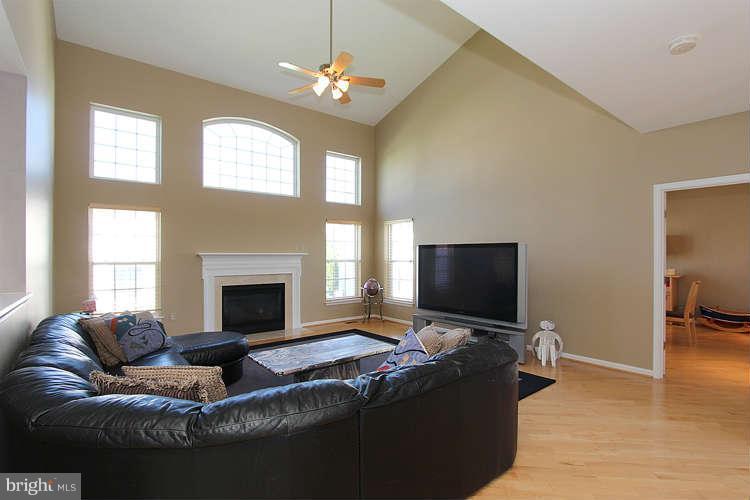 14205 Golden Hook Road Boyds, MD 20841 - Photo 7 of 26 Family Room