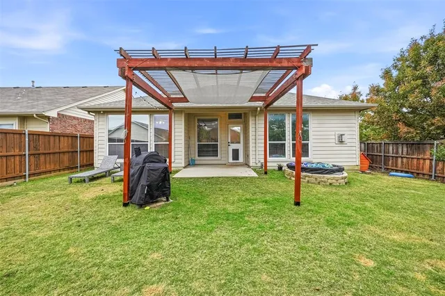 a view of a house with backyard
