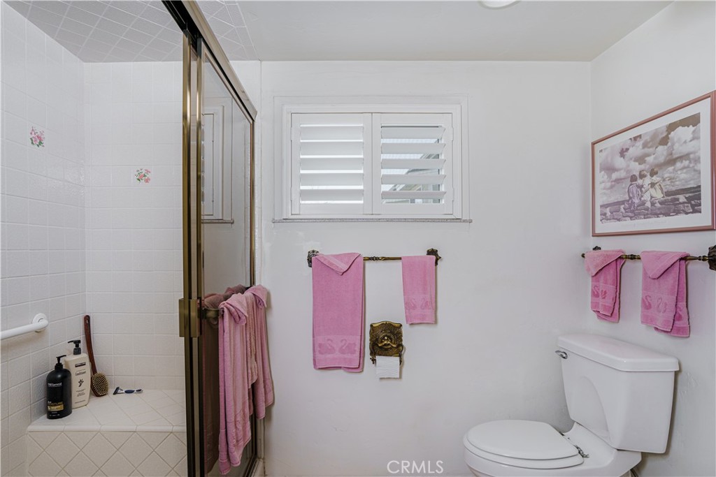 150 Pinal Avenue Santa Maria, CA 93455 - Photo 29 of 36 a bathroom with a sink toilet vanity and tub
