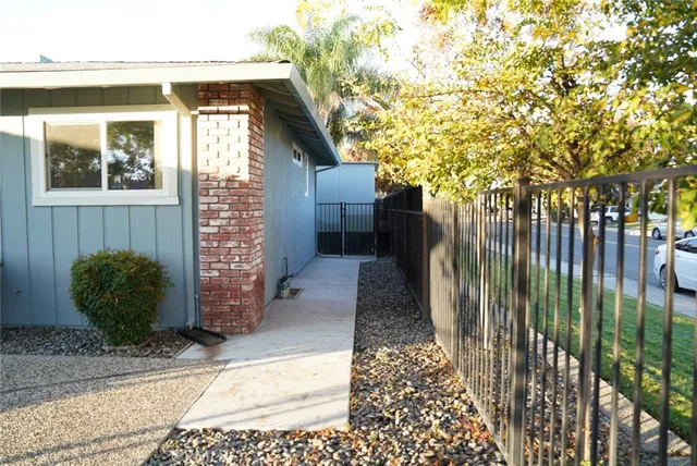 a view of a yard of the house