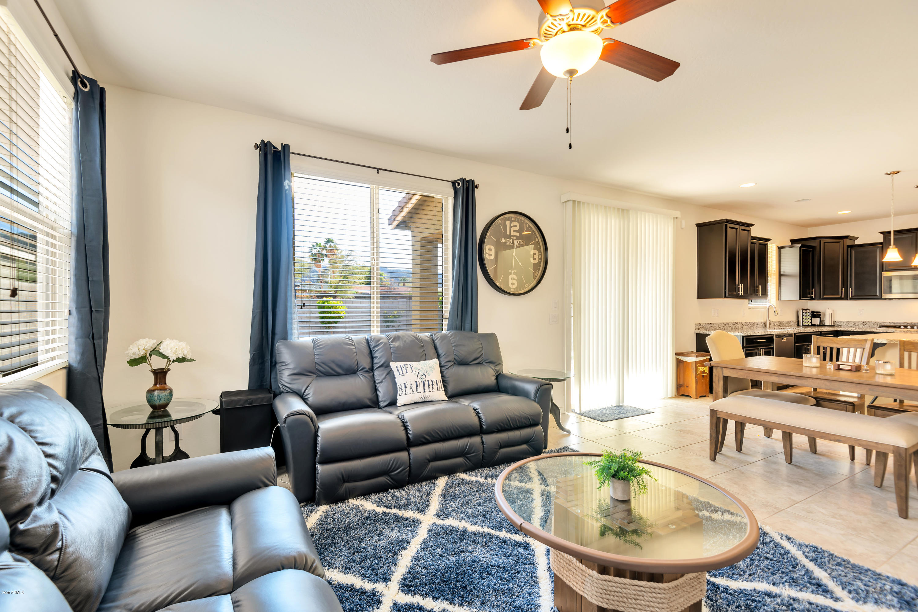 2523 East Beverly Road Phoenix, AZ 85042 - Photo 11 of 35 living area