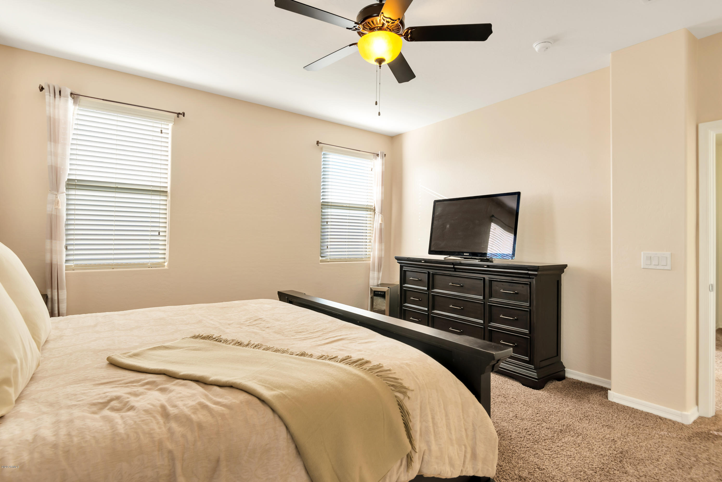 2523 East Beverly Road Phoenix, AZ 85042 - Photo 15 of 35 master bed