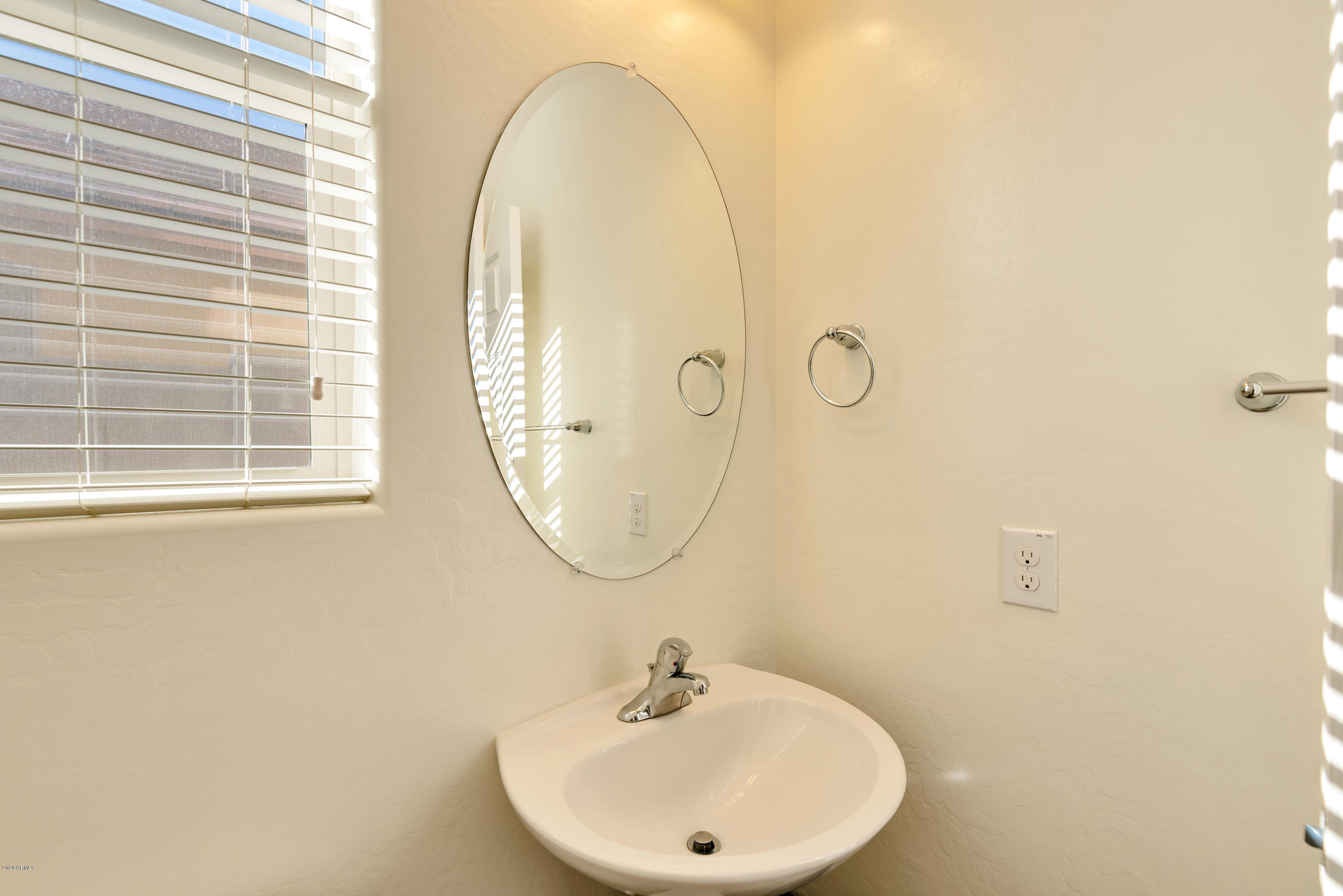 2523 East Beverly Road Phoenix, AZ 85042 - Photo 30 of 35 guest bath