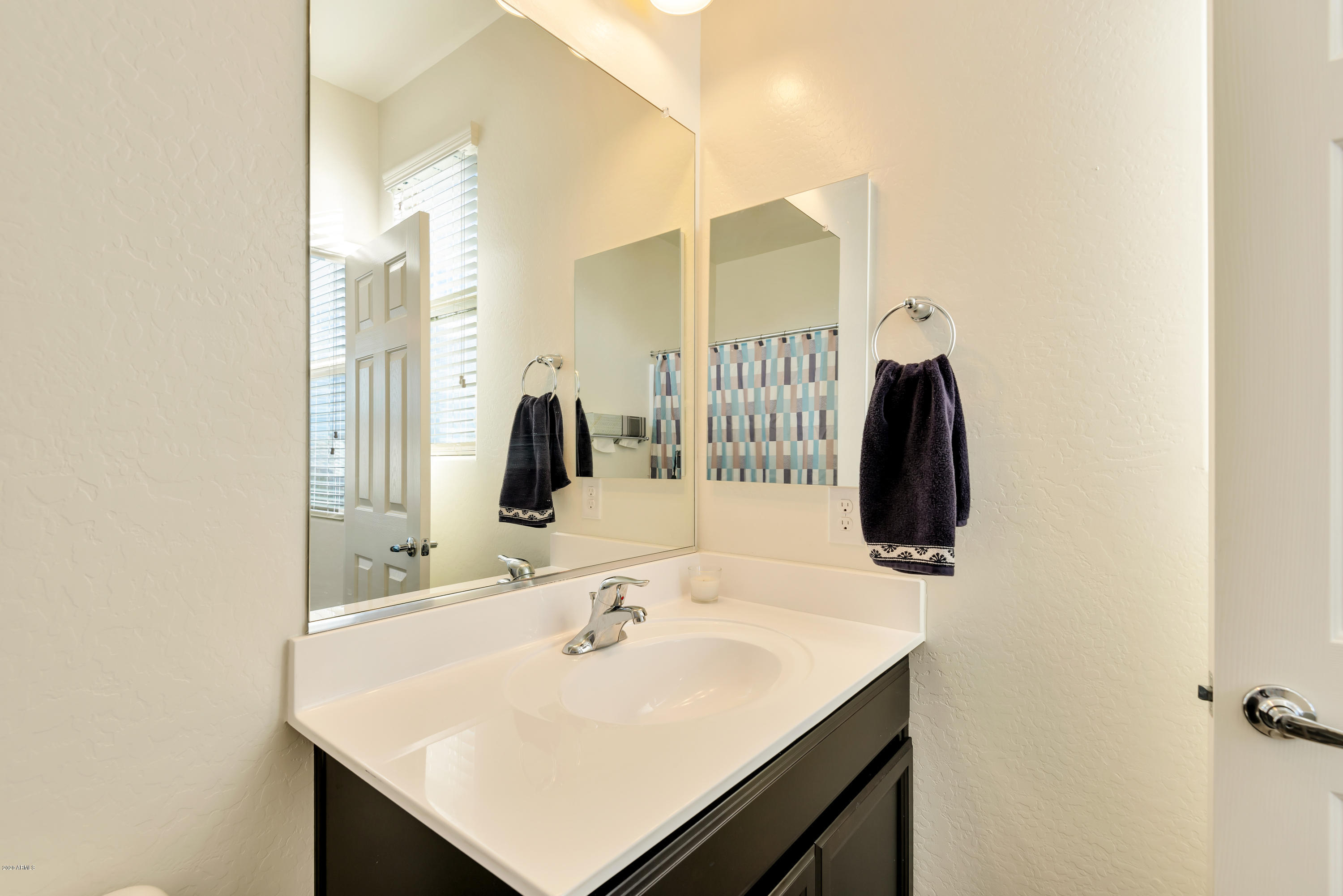 2523 East Beverly Road Phoenix, AZ 85042 - Photo 32 of 35 guest bath