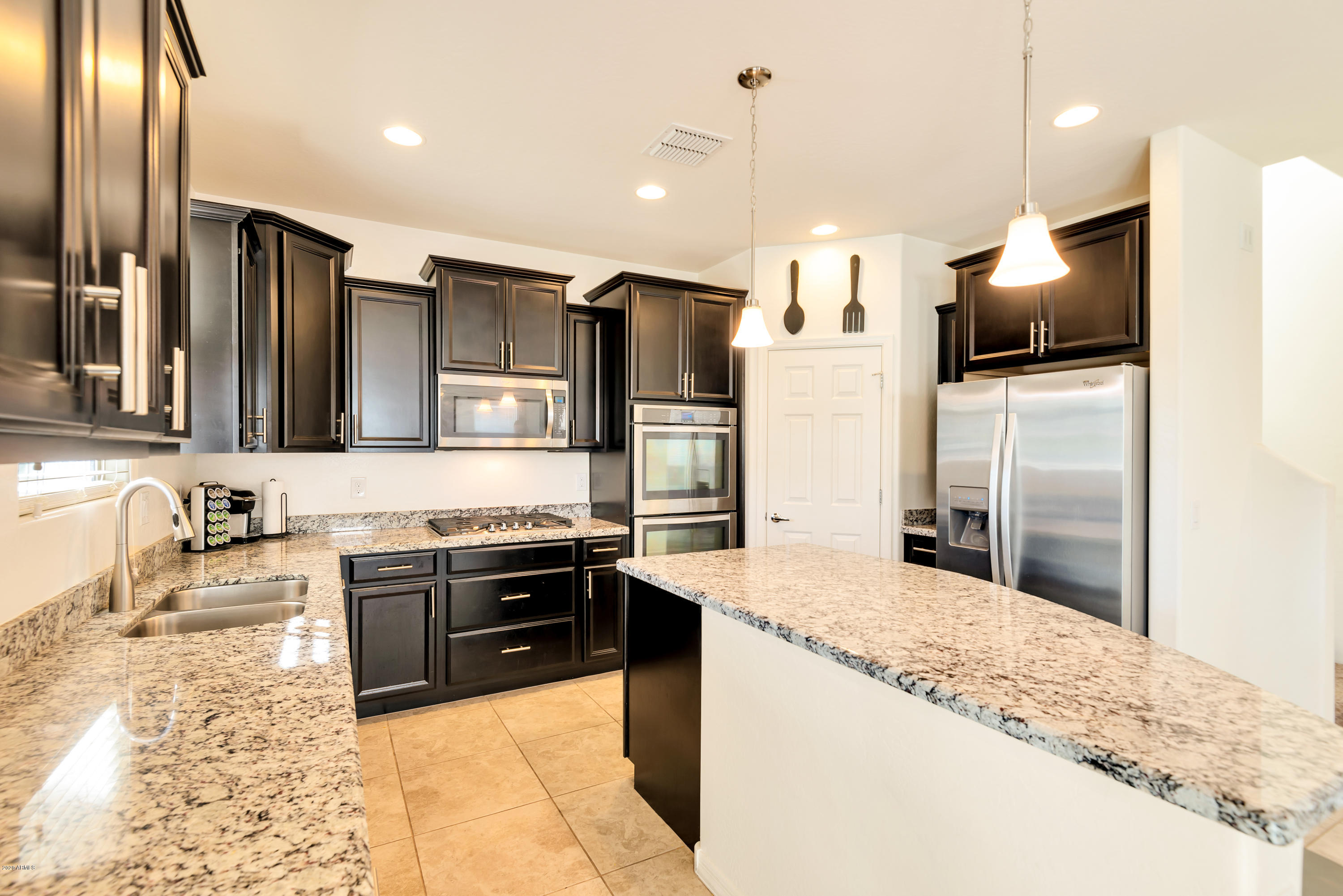 2523 East Beverly Road Phoenix, AZ 85042 - Photo 5 of 35 kitchen