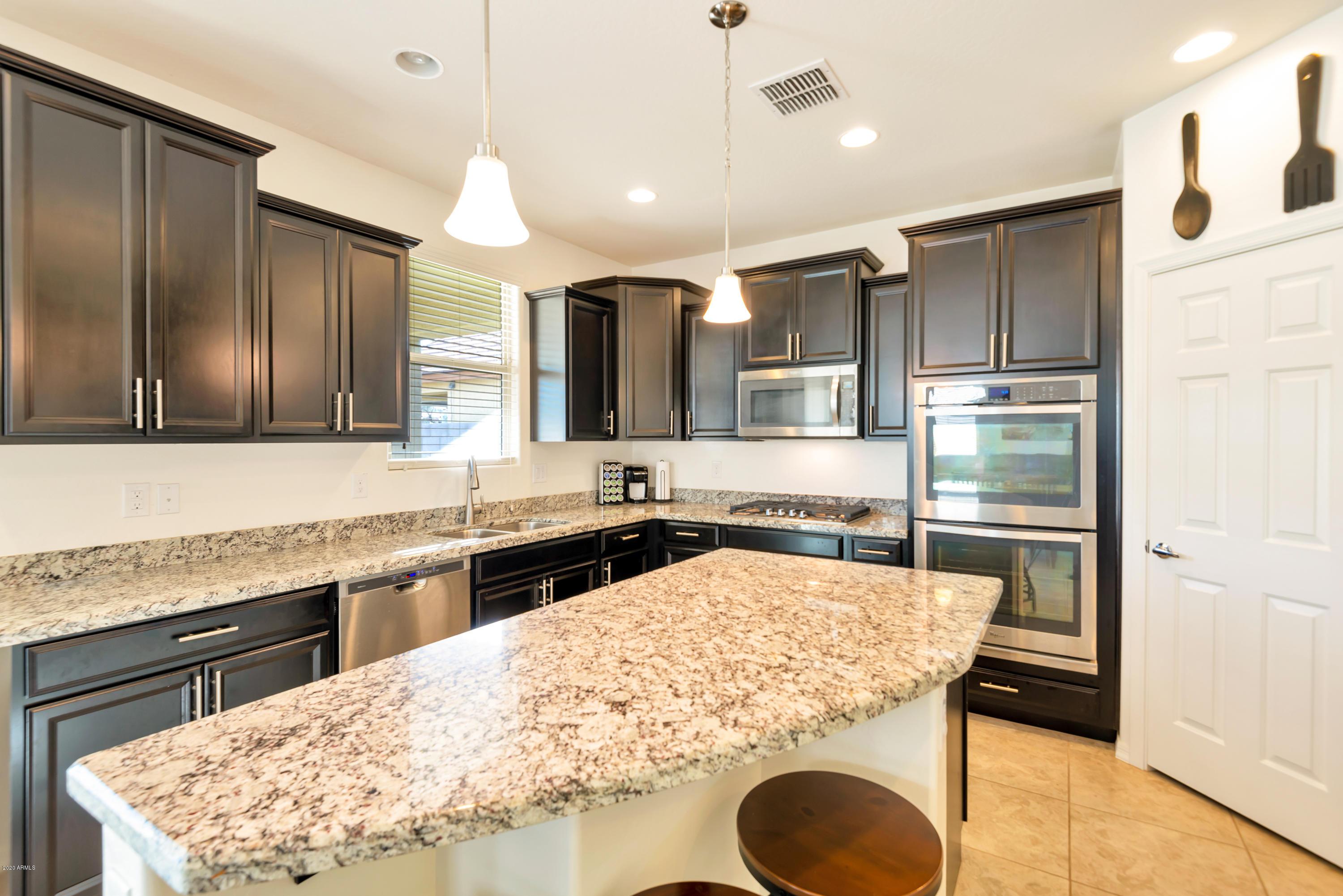 2523 East Beverly Road Phoenix, AZ 85042 - Photo 6 of 35 kitchen