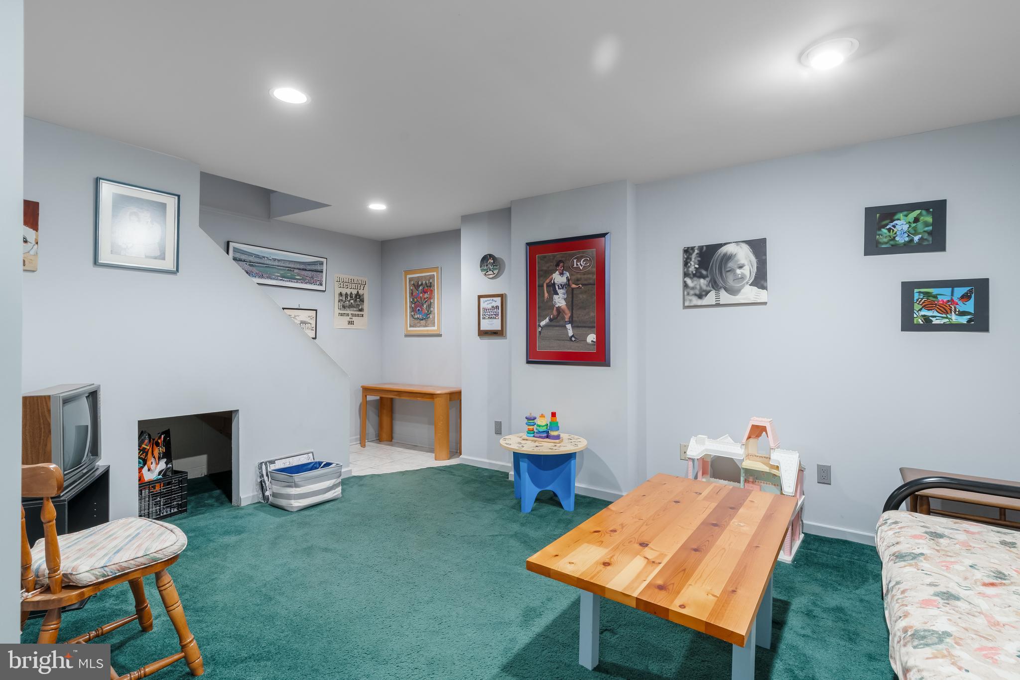 29 Tree Bark Lane Southampton, PA 18966 - Photo 46 of 50 a workspace with furniture and toys