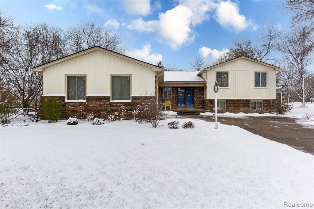 573 Lockmoore Court Rochester Hills, MI 48307 - Photo 1 of 59