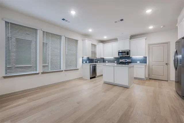 $3,300 | 512 Parkside Drive, Argyle, TX 76226