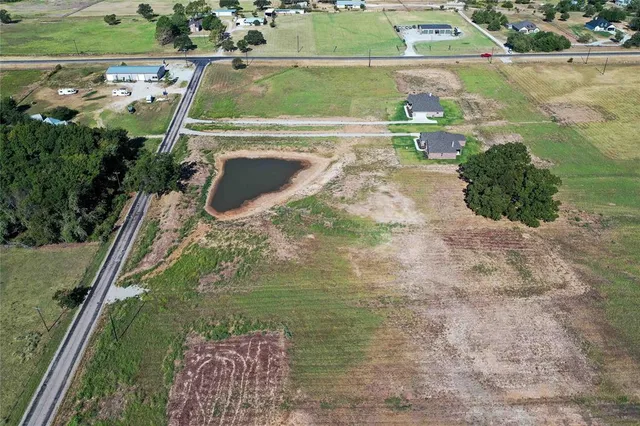a view of yard with trees