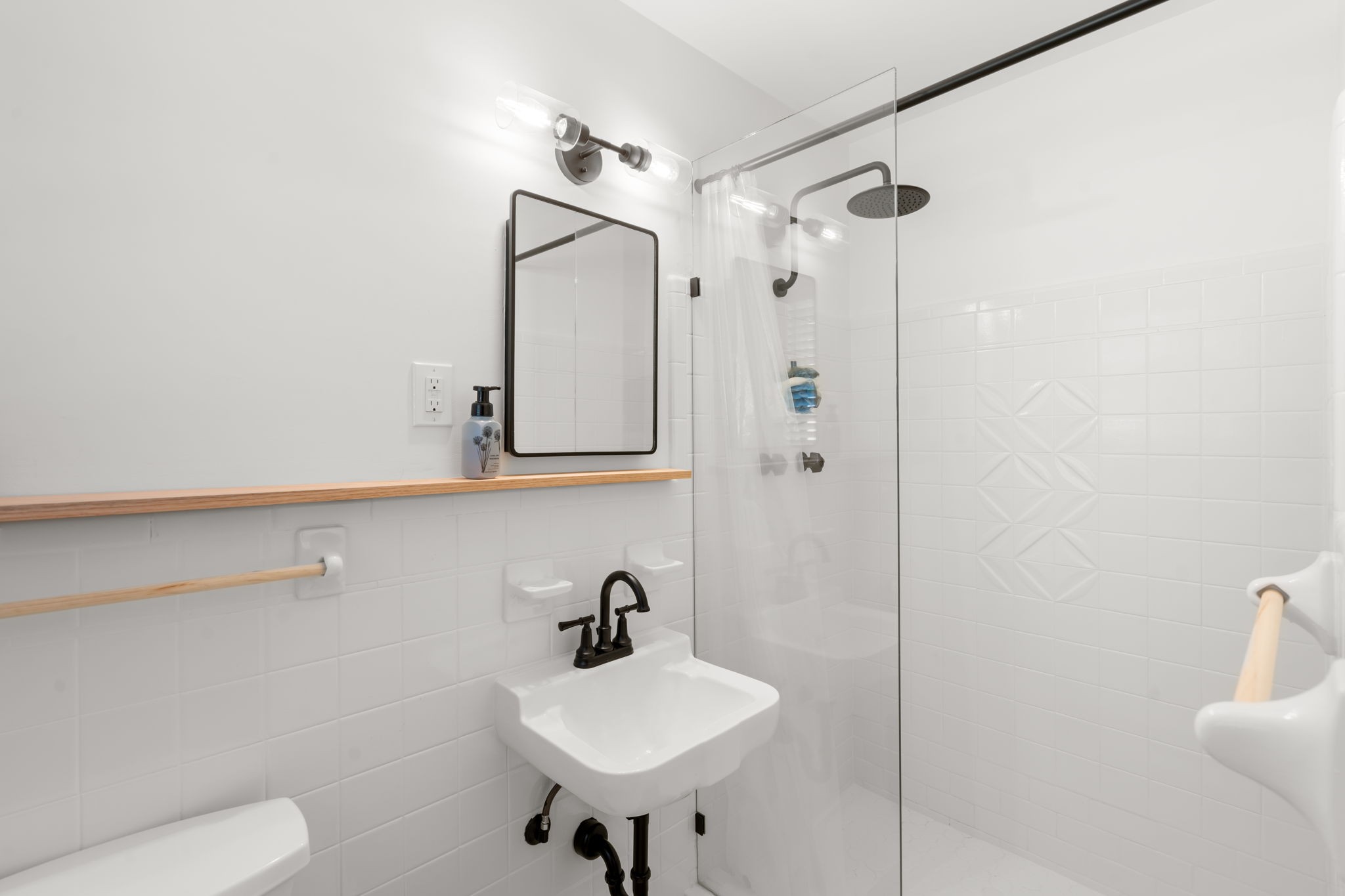 705 Vanoke Drive Madison, TN 37115 - Photo 16 of 40 a bathroom with a sink a toilet and shower