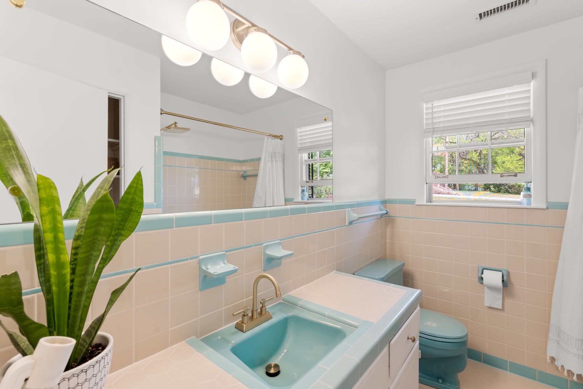705 Vanoke Drive Madison, TN 37115 - Photo 21 of 40 a bathroom with a sink a toilet and mirror