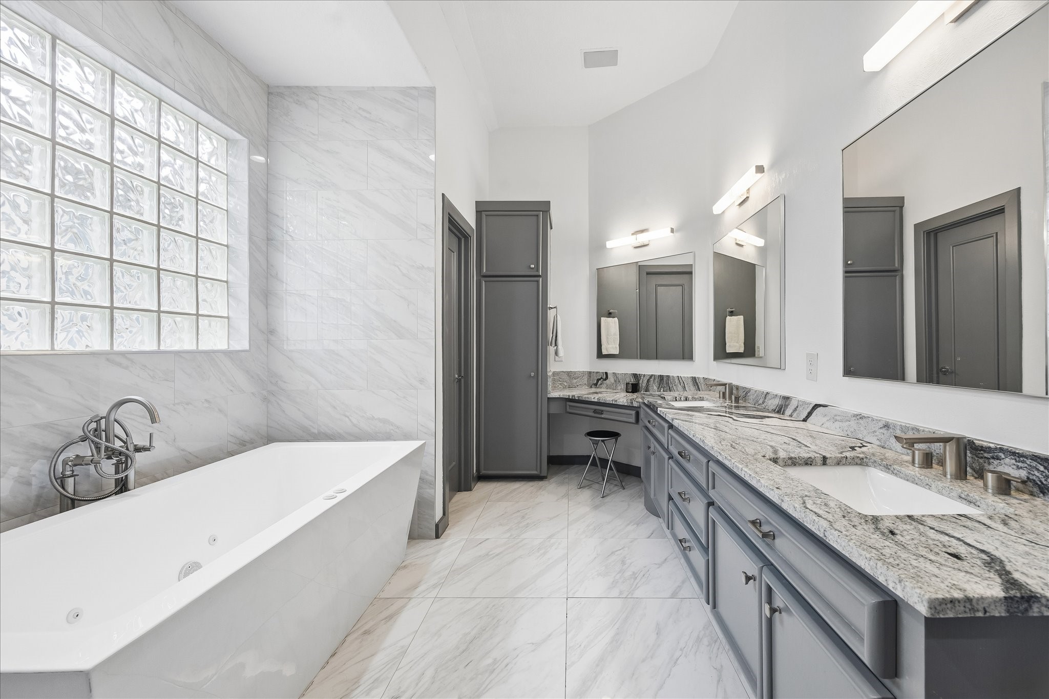 6406 Rodrigo Street, Unit B Houston, TX 77007 - Photo 21 of 27 Secondary view of the primary bathroom.