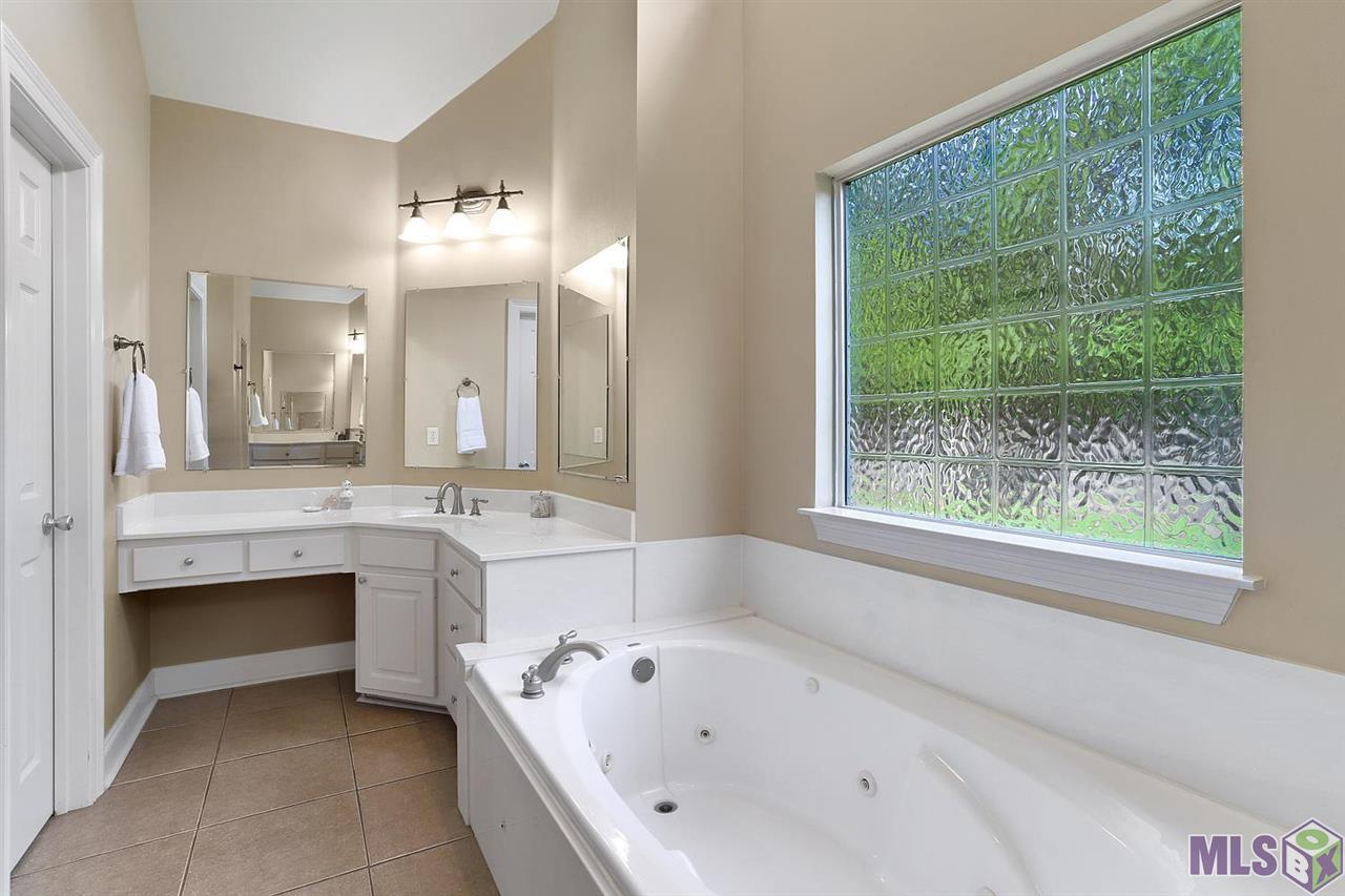 6445 Ridge Way Avenue Baton Rouge, LA 70817 - Photo 10 of 23 Place to sit at vanity