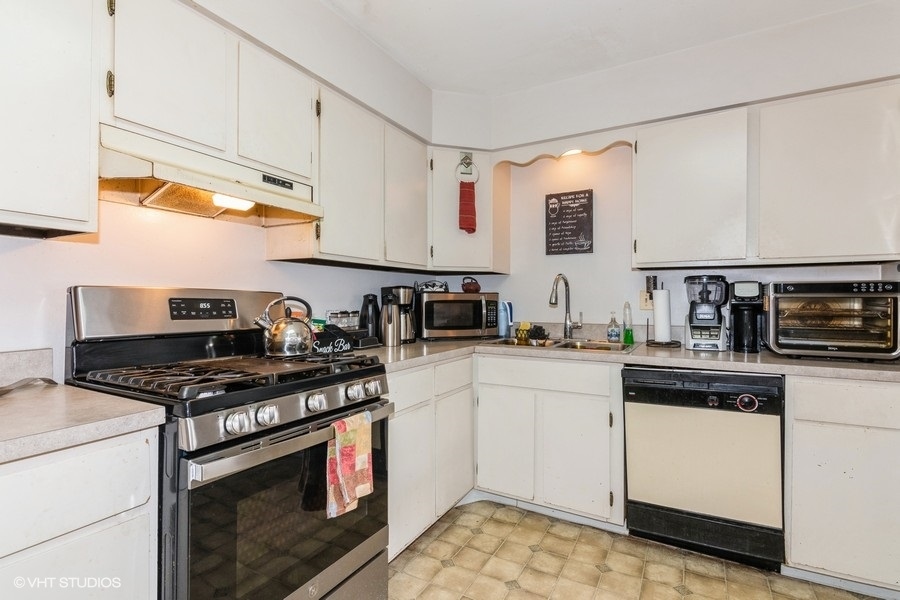 214 East Bailey Road, Unit J Naperville, IL 60565 - Photo 3 of 14 Gallery Image 3