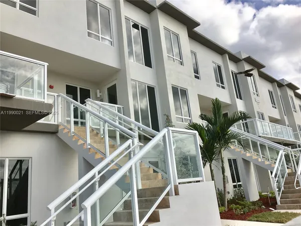 $3,700 | 6415 Northwest 102nd Path, Unit 204, Miami, FL 33178