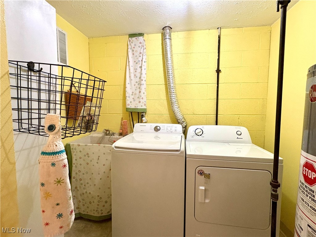 4015 Marks Road, Unit 3C Medina, OH 44256 - Photo 25 of 36 Washroom featuring washing machine and dryer and a textured ceiling