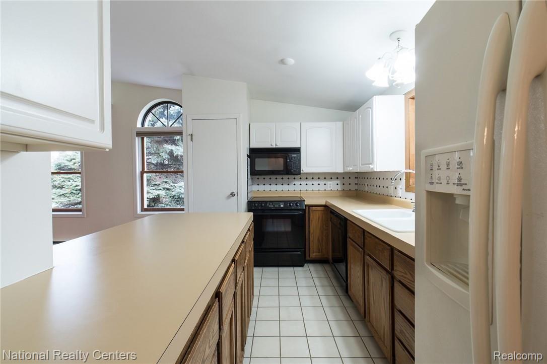 2272 London Bridge Drive, Unit 52 Rochester, MI 48307 - Photo 9 of 24 Kitchen with newer white cabinets