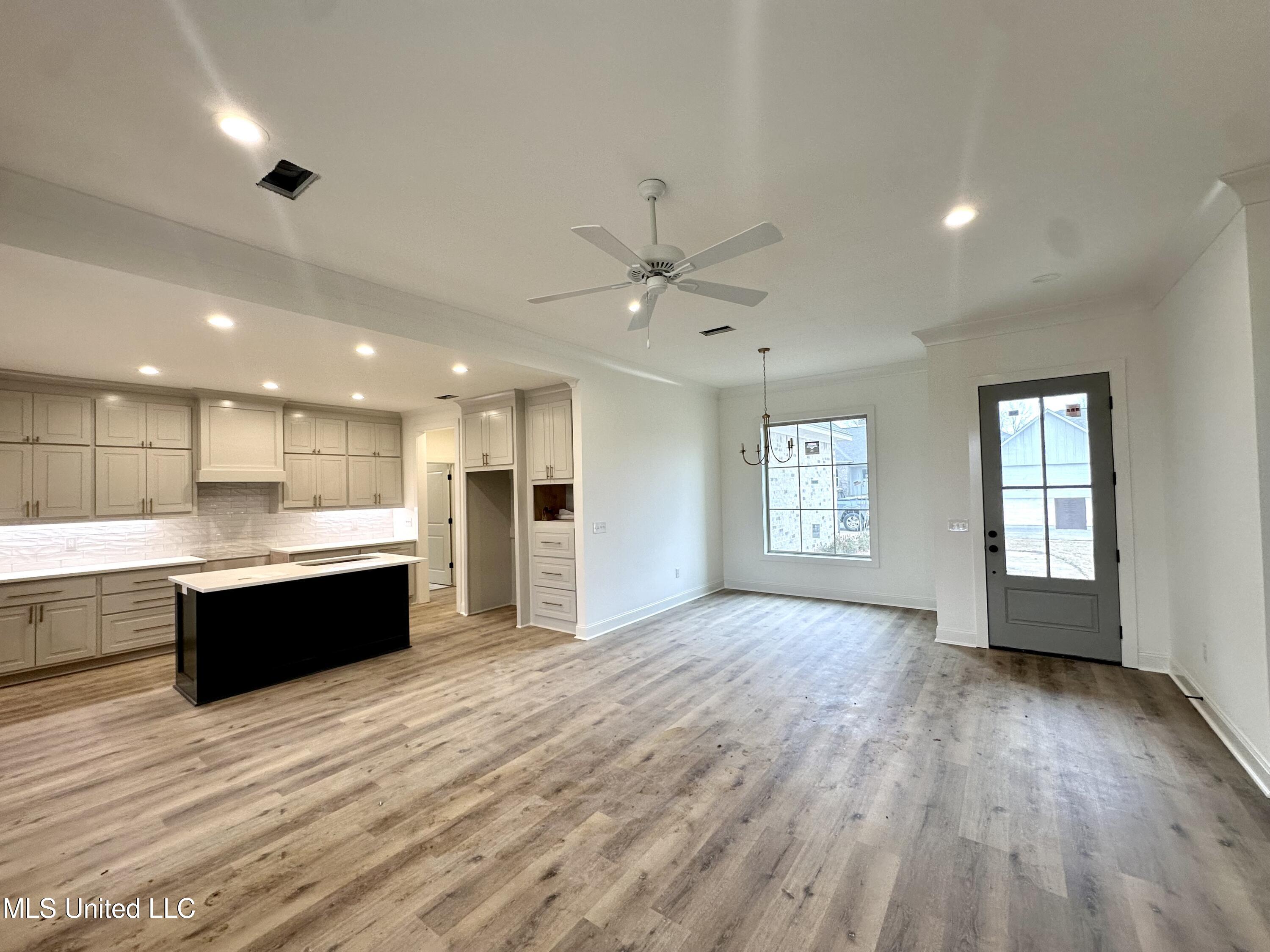 404 Butternut Drive Canton, MS 39046 - Photo 3 of 25 IMG_9642