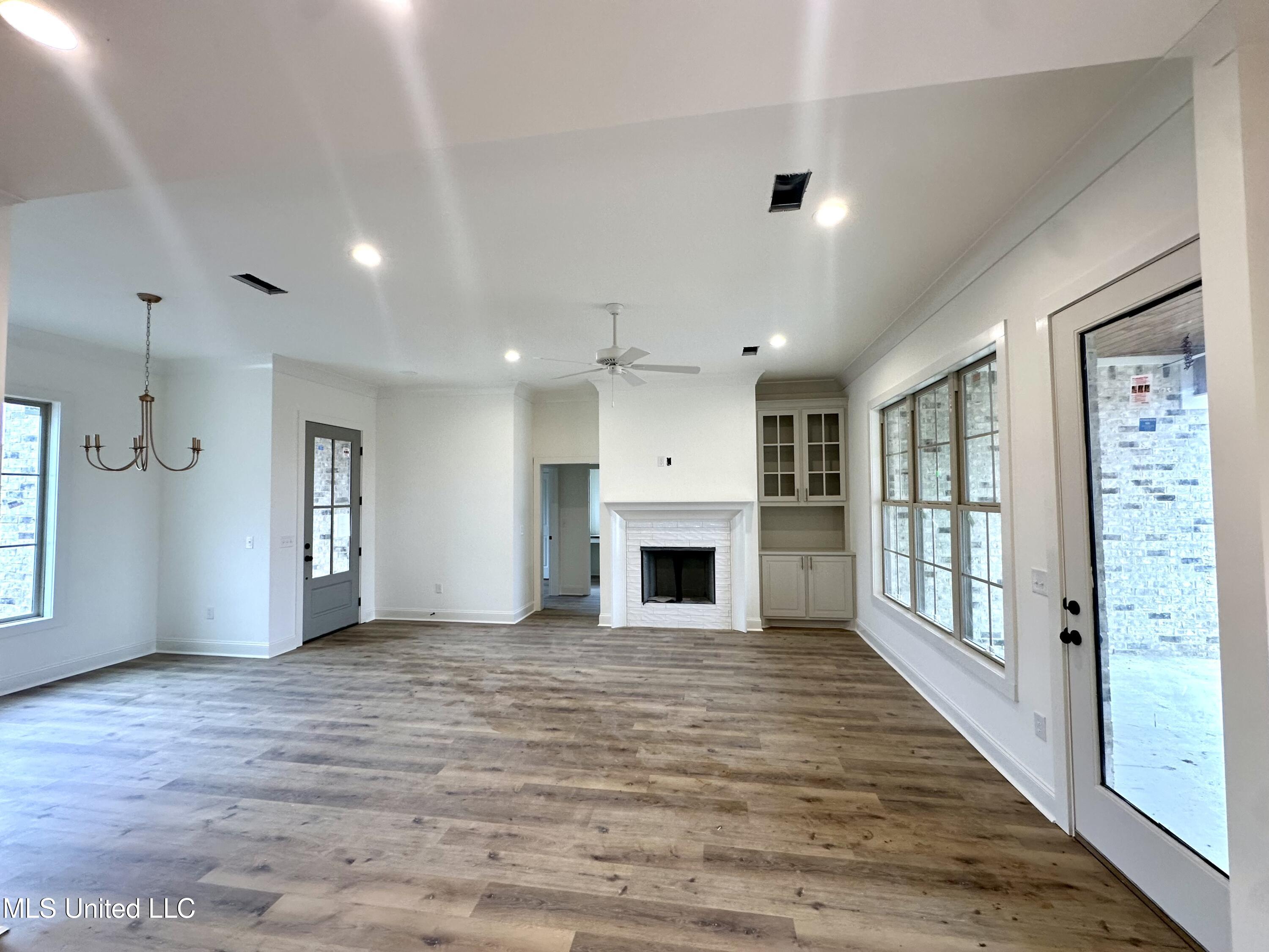 404 Butternut Drive Canton, MS 39046 - Photo 4 of 25 IMG_9637