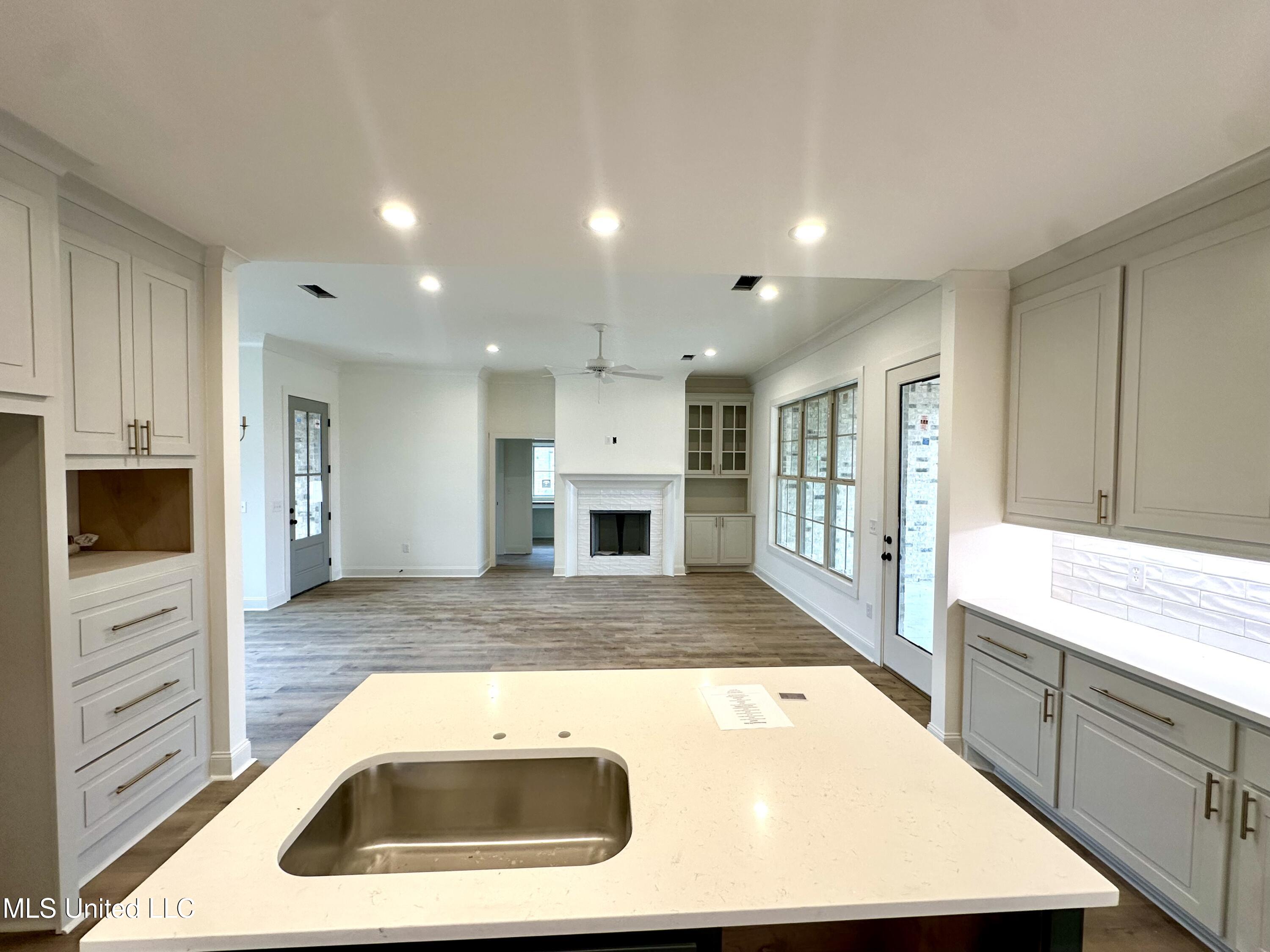 404 Butternut Drive Canton, MS 39046 - Photo 7 of 25 IMG_9638