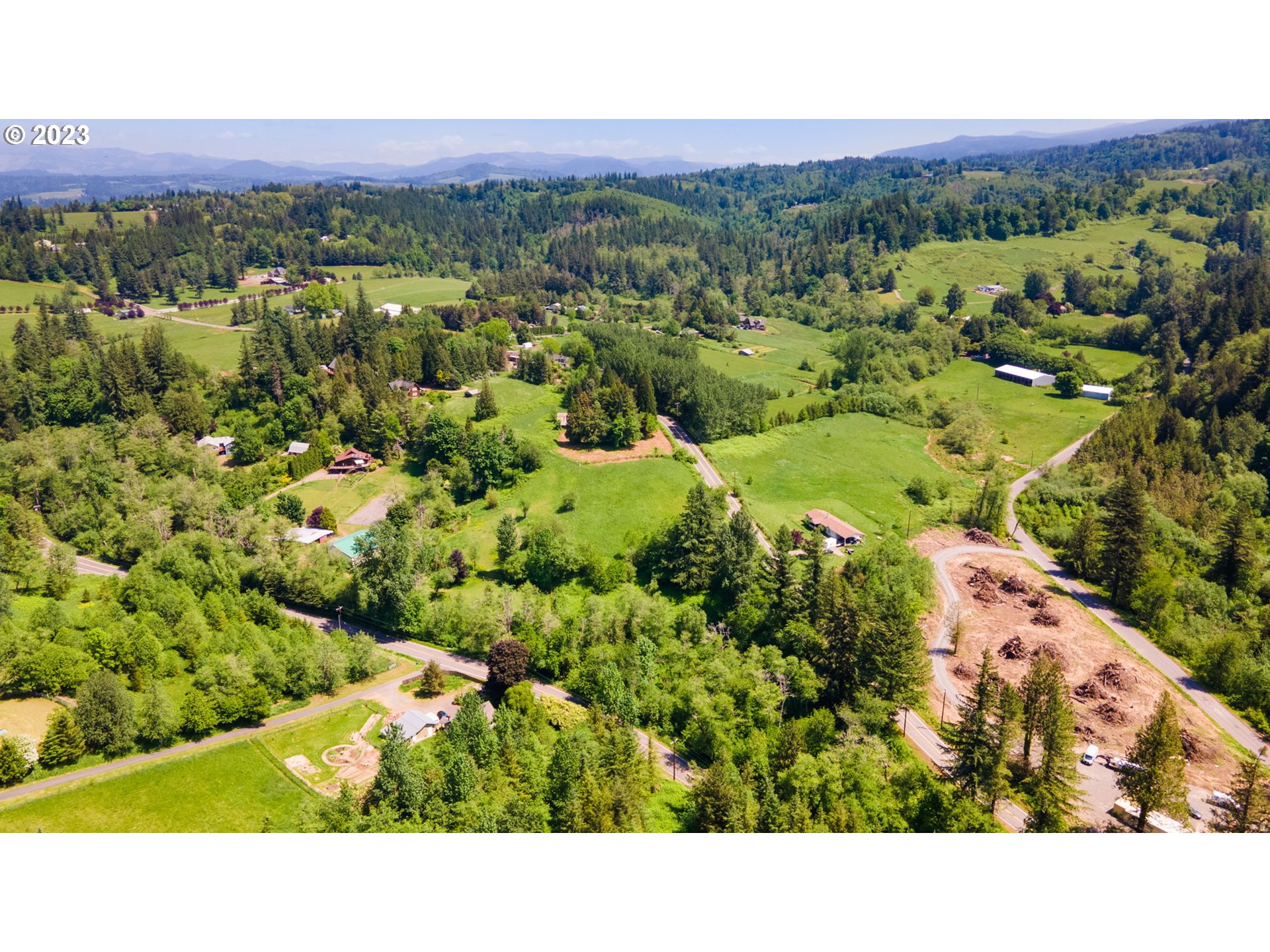 745 Southeast Littlepage Road Corbett, OR 97019 - Photo 35 of 39 a view of a city with mountain