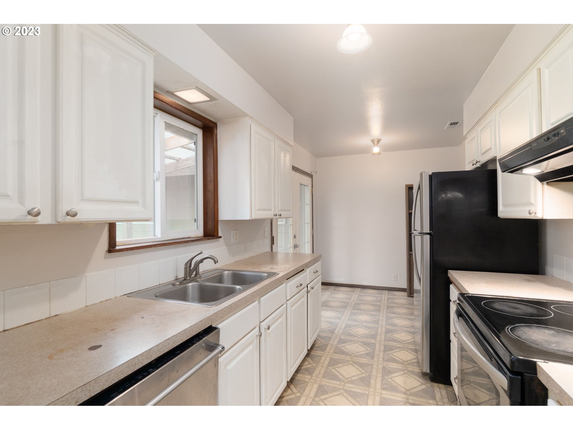 745 Southeast Littlepage Road Corbett, OR 97019 - Photo 8 of 39 a kitchen with granite countertop a sink stove and refrigerator