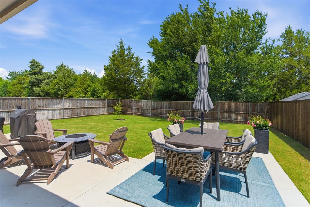 5621 Round Hl Road Denton, TX 76210 - Photo 27 of 27 a view of an outdoor sitting area with furniture