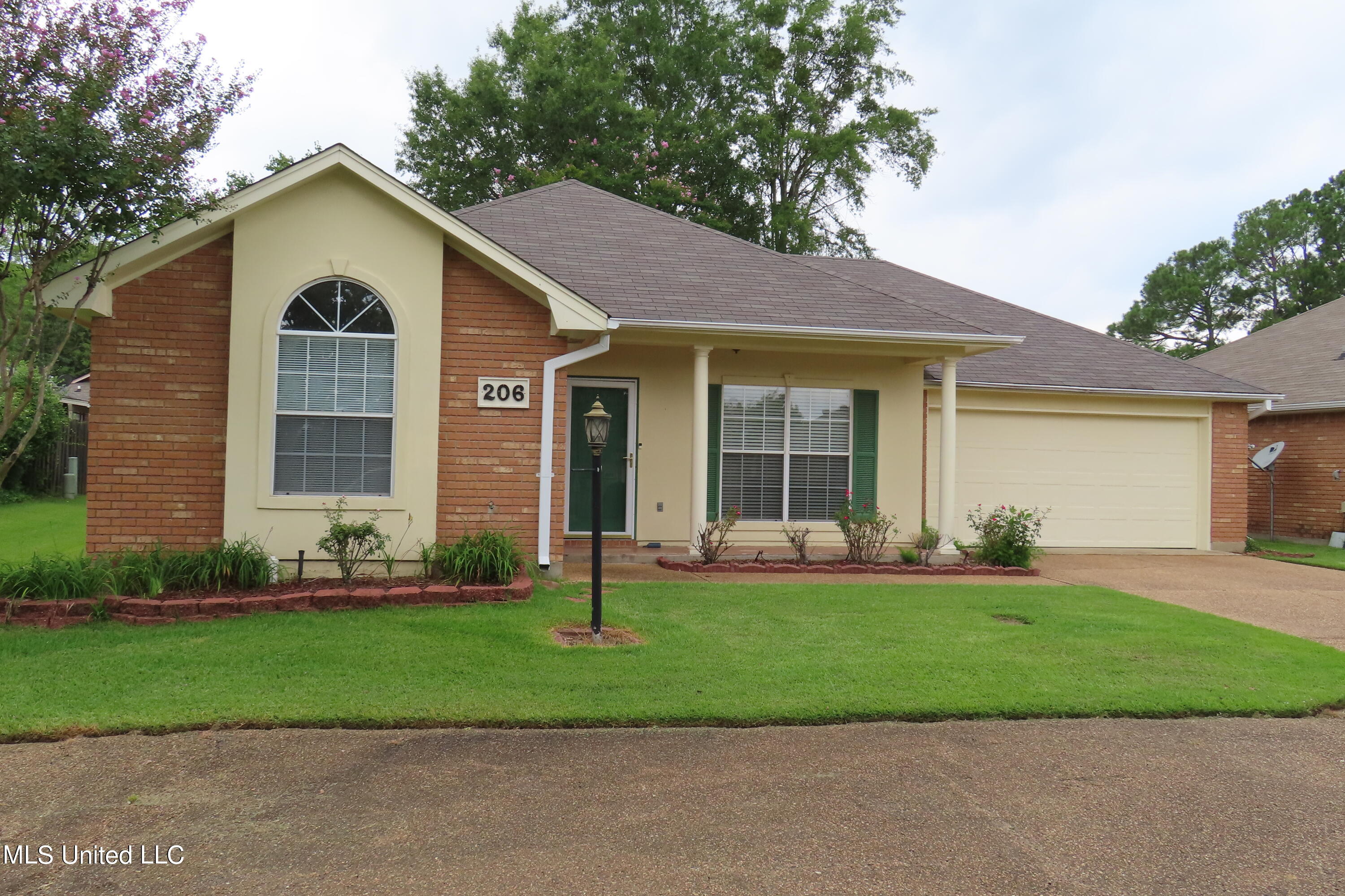206 Waterfall Way Clinton, MS 39056 - Photo 2 of 17 IMG_3467