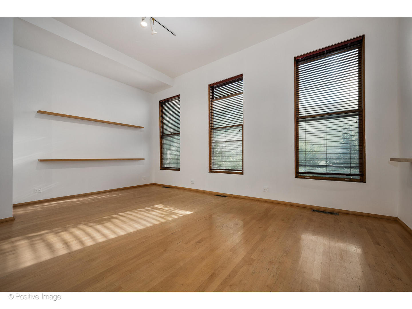 740 North Wells Street Chicago, IL 60654 - Photo 13 of 47 a view of empty room with closet